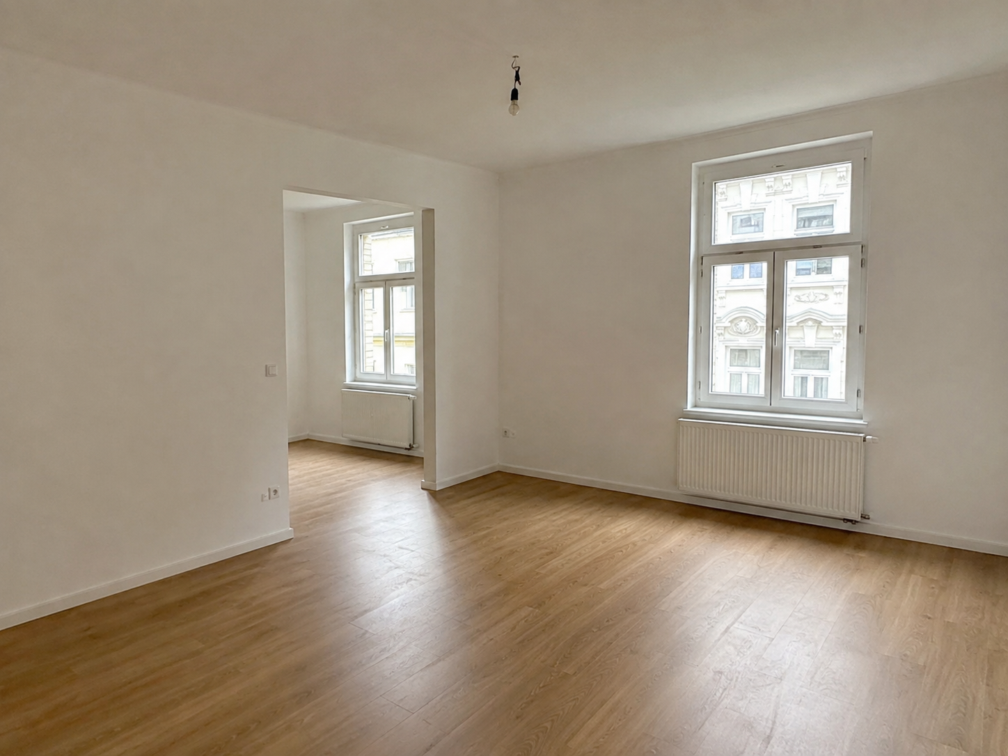 Leerer, frisch renovierter Wohnraum in einer Altbauwohnung