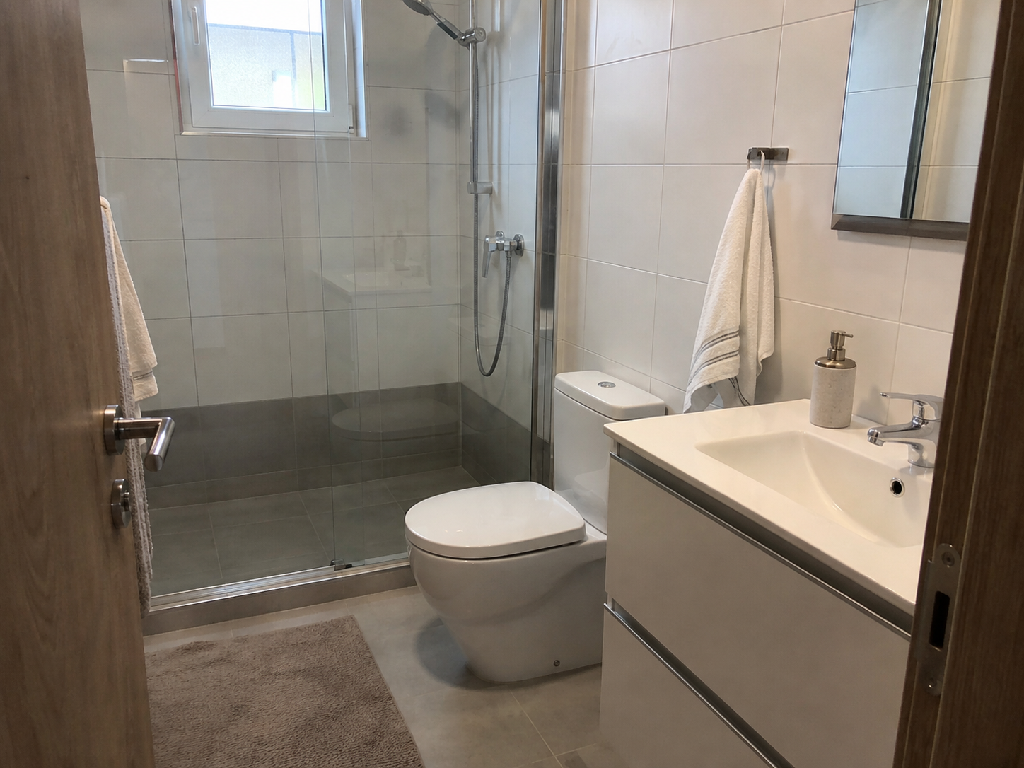 Renoviertes Badezimmer mit Dusche, WC und Waschtisch